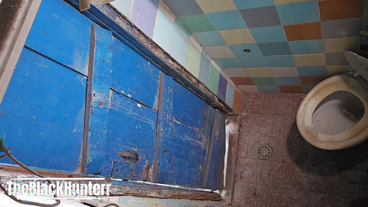 トイレでキスをしている従業員二人