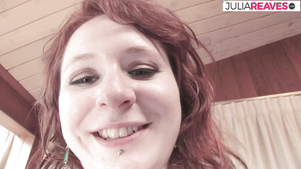 Ateşli kız klitorisini ovuyor ve sonra boşalmak için onu siken büyük yarağı emiyor