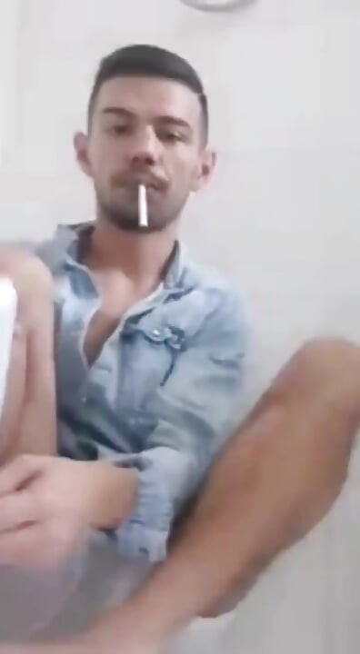 Duşta sigara içiyor ve seni düşünüyor...