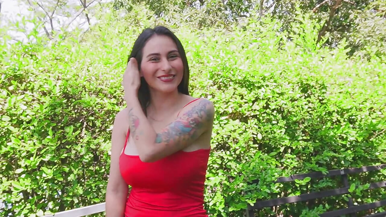 "Daj mi więcej pieniędzy i mnie bez prezerwatywy!" Seksowna Kolumbijka Pokazała Cycki W Publicznym JeniferPlay