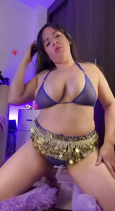 Big ass blonde milf I love to put your big juicy cock deep in my throat