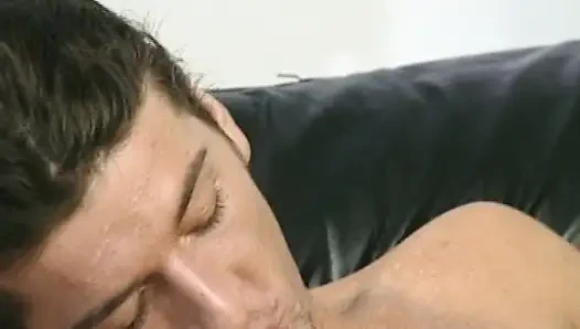 Güzel Alman bebek ateşli üçlü sekste sikiliyor