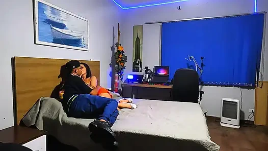 Di dapur, dia bersandar di lemari es dan meminta lebih banyak