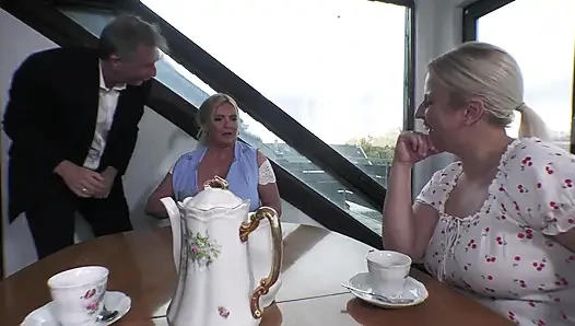 İki sarışın kışkırtıcı memeli sürtük cougars ile üçlü seks amcıklarını siktiriyor