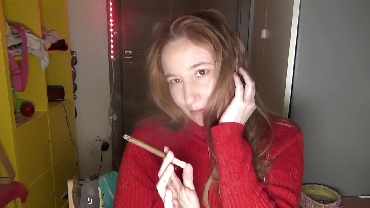 Desnuda fumando con coqueteo