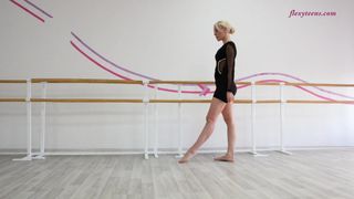 Anna Sigarga macht nackt gespreizte Beine