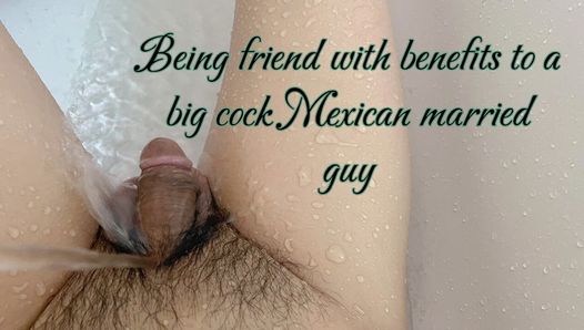 Olgun evli beyaz adam genç ateşli büyük yaraklı Meksikalı adama fayda sağlayacak bir dostluğa sahip