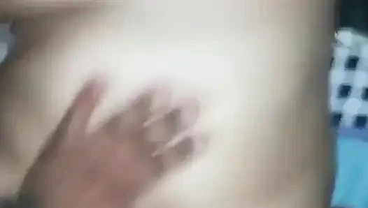 Eva ngentot memeknya habis-habisan sampai dia mandiin memeknya pakai susu