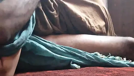 İri göğüslü banuu azgın bir kadın üvey babasıyla sikişiyor ve siyah kalın yarağına biniyor