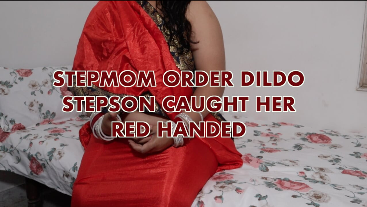 Styvmamman beställde Dildo och styvsonen tog henne på bar gärning och knullade henne för njutning