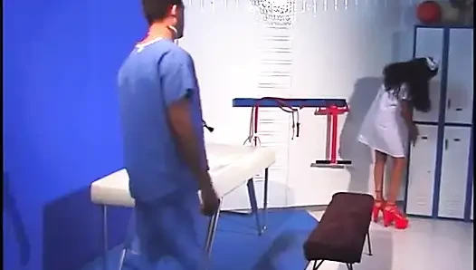 Kırmızı topuklu hemşire aletini emmek için seksi hasta delikanlının üstüne çıkıyor