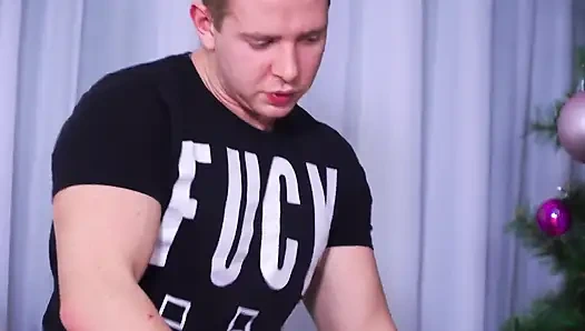 Горячие девушки вместе празднуют Рождество и делятся членами в различных позах