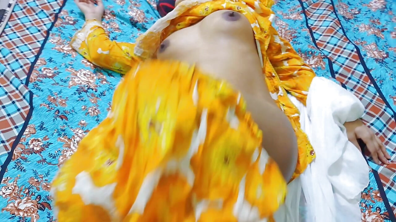 침실에서 쿠비 대학 여친을 따먹는 인도 파키스탄 소년