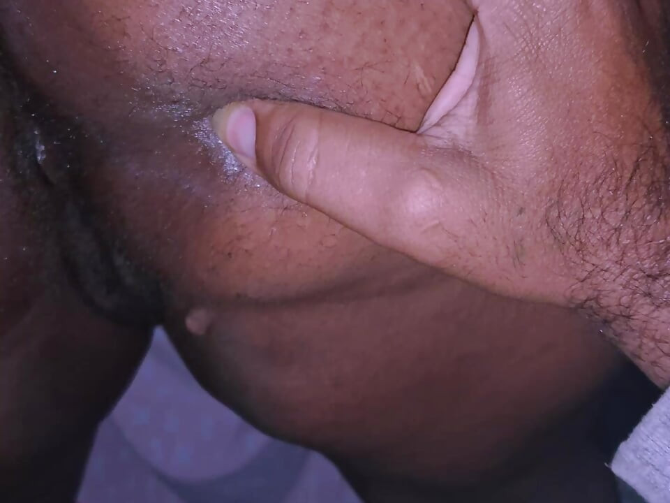 ELLE ADORE DONNER SON CUL AU MILIEU DE LA GROSSE BITE