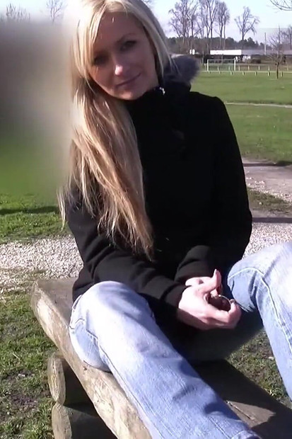 Krásná 19letá blonďatá dívka dělá svůj první nahý video casting