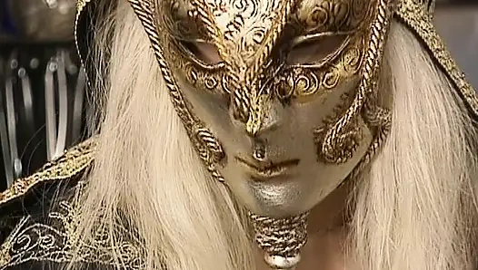 Güzel Alman sarışın bebek şehvetli anal sikişin tadını çıkarıyor