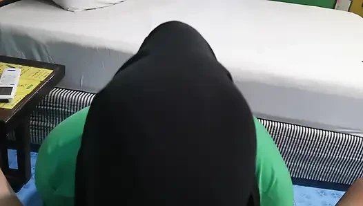 Saudari itu bangun dan bermain dengan kakaknya.