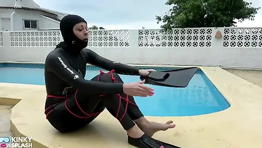 Wetsuit-bondage, meerjungfrau, rutschiger pool kink mit flossen, Seil und tiefem tauchen