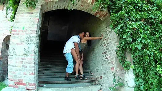 Cewek-cewek hot ini didobel penetasi di luar ruangan saat liburan