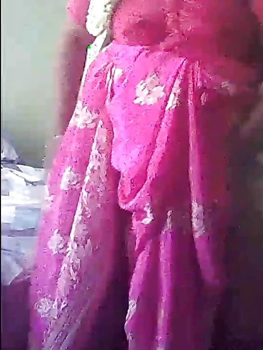 Otrogen Desi Moster i rosa Saree knullar med sin granne styvfar