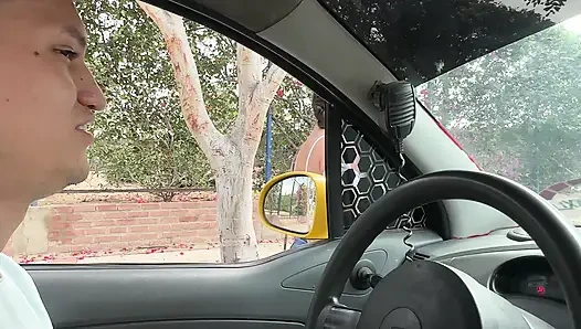 Gadis cantik dibiarkan berdiri di jalan dan aku menawarkan bantuanku untuk membawanya pulang