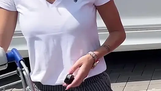 Bir adam alışverişte bana yardım etti, ona oral seks ve sevişerek teşekkür ettim