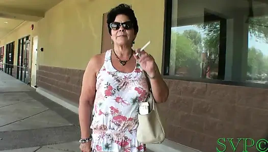 Tante girang semok kulit putih lagi asik merokok & berpose