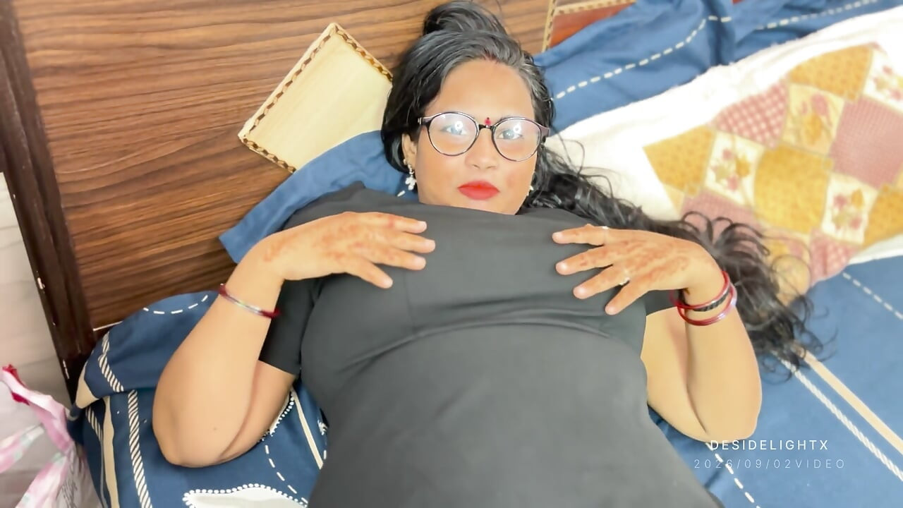 Namorada gostosa com peitos grandes levadas para quarto de hotel vídeo hindi