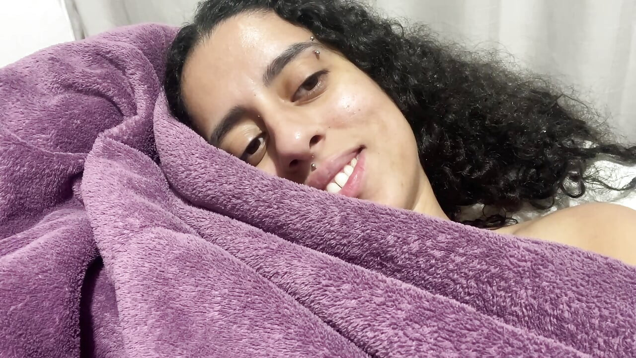 Memek berbulu di bawah selimut