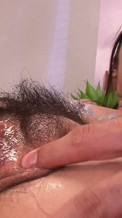 reiche Asiatische Milf kauft sich zwei toyboys | Clip 1