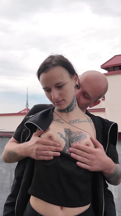 Pantat kecil kasar diregangkan di teres