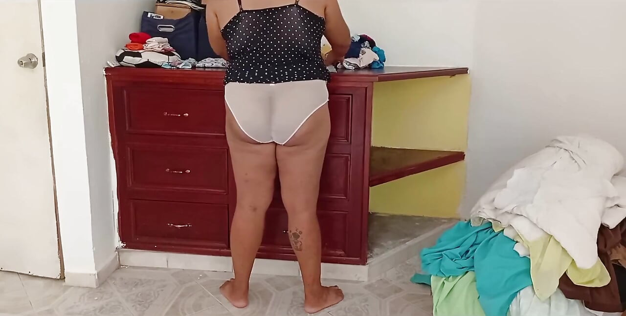 Gordinha arrumando o quarto e dobrando roupas