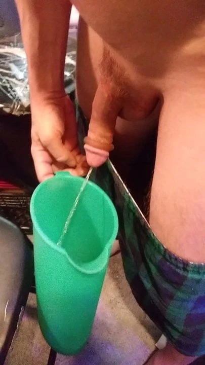SHOWING OFF COCK AND A HEAVY PISS GOLDEN SHOWER !