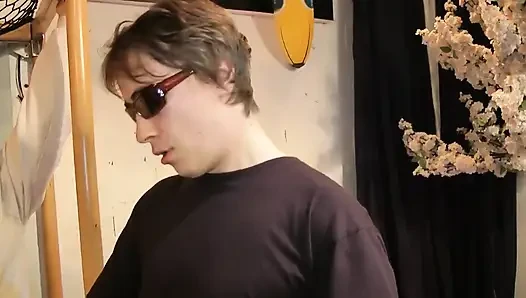 Ich bin eine junge tätowierte blonde deutsche mit naturals in dessous und ich nehme einen gangbang von dicken schwänzen