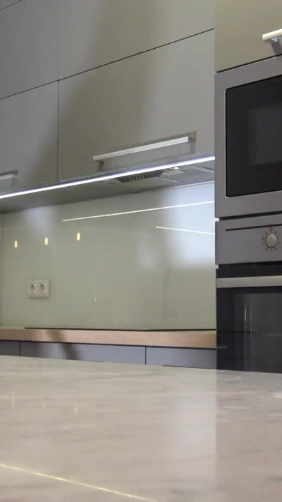 Маленька красуня брюнетка нудьгує і ігнорується вдома, поки чоловік з дружиною сусіда нагорі | Кліп 1