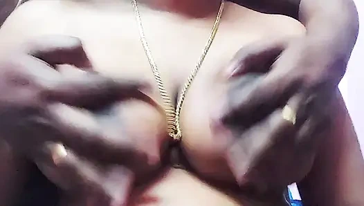 Hintli tombul üvey anne üvey oğlu arkadaşıyla