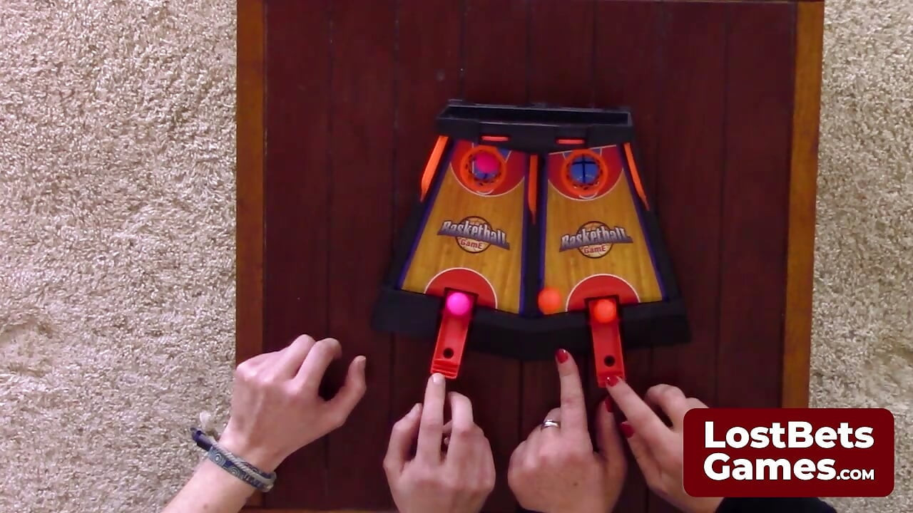Tobi and Stefanie duelam em Basketball Flippies