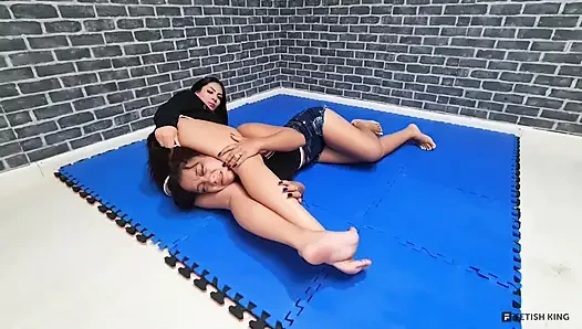 Женский бой с опасными ножницами на ногах