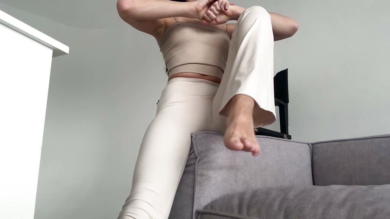 Cameltoe tight leggings stretching