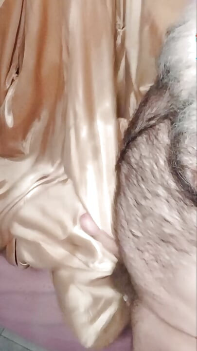 Ejakuláció egy előkelő gyapjú katicakabát fényes bélésében