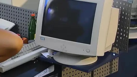 Blonde Bombe Nimmt Massiven Schwanz Hungrig Tief in Den Hals