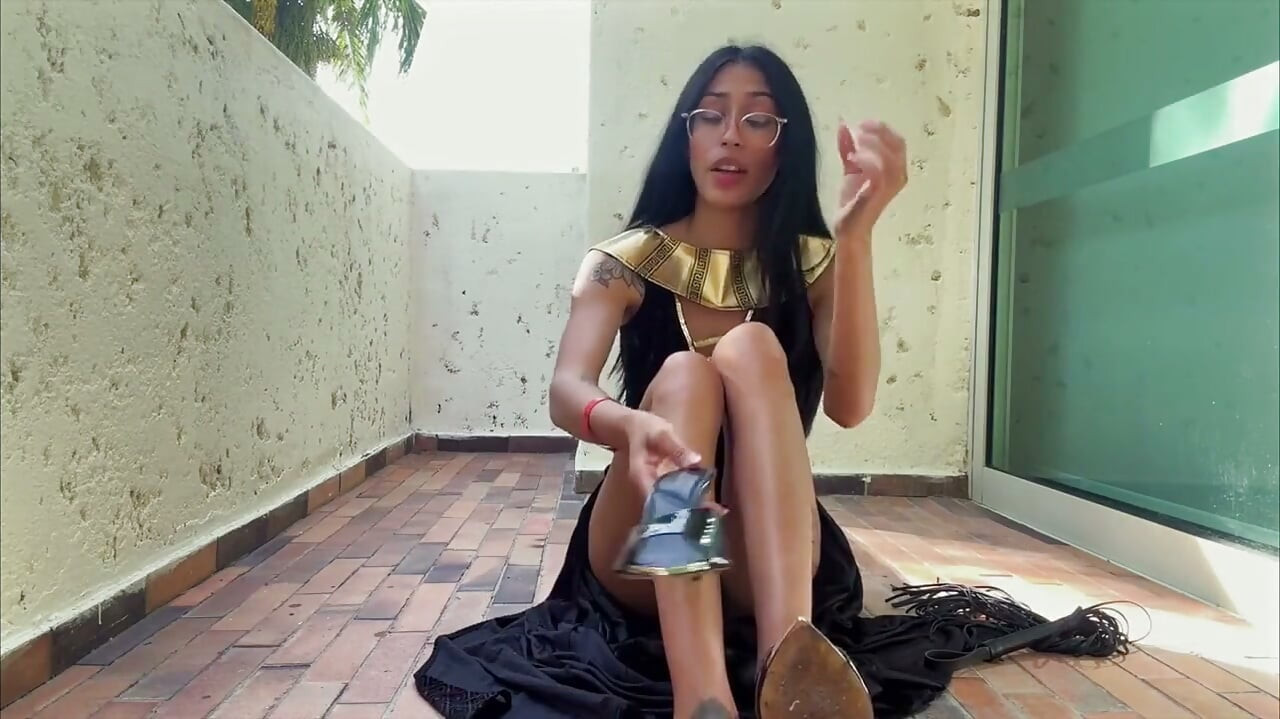 ¡La fantasía de dominatrix egipcia antigua de Gisele Amore - comando divino en primer plano le espera!