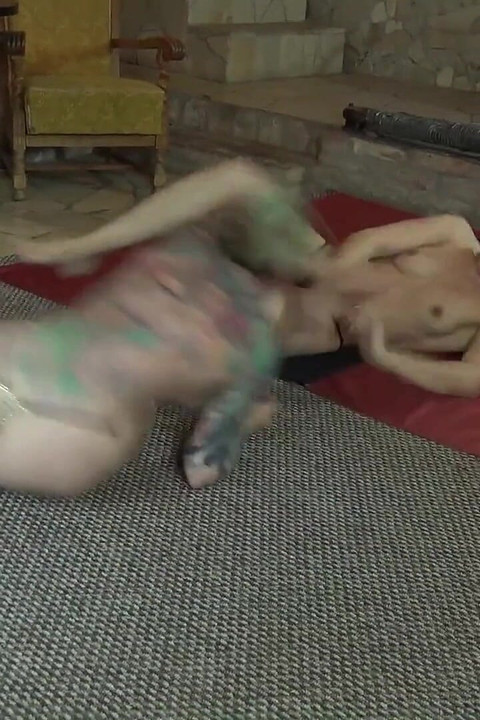 Moraš da gledaš rvanje između dve napaljene drolje