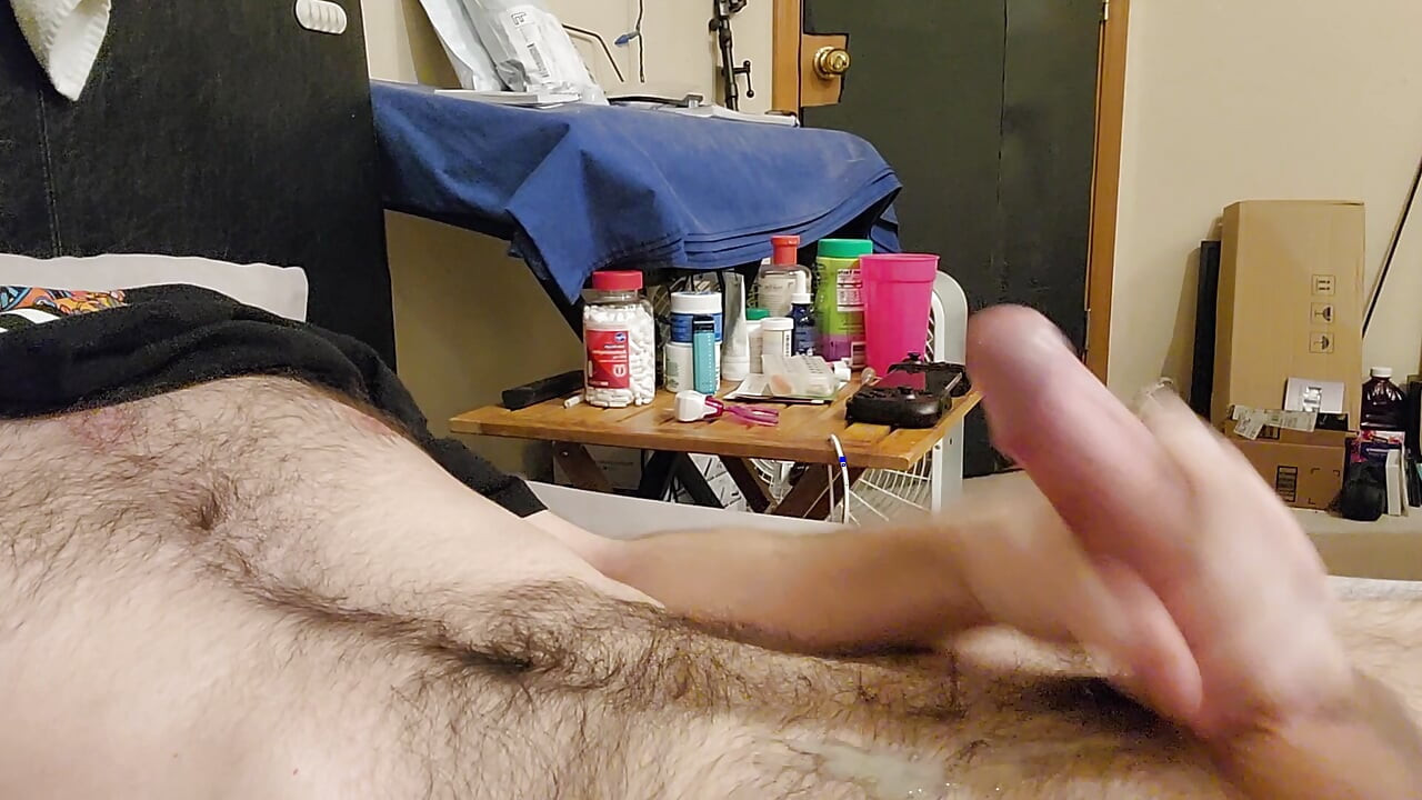 Twink peludo gozando na barriga, garoto enrustido se masturbando