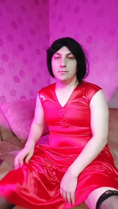 Kitty cross si cewek hot rambut merah lagi asik bersenang-senang dengan gaun merah