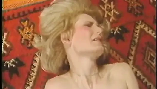 Blonde hure wird von zwei gut bestückten hengsten doppelt penetriert