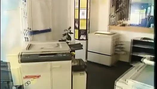 Güzel sekreter büyük bir yarak emiyor ve patronu tarafından sikiliyor