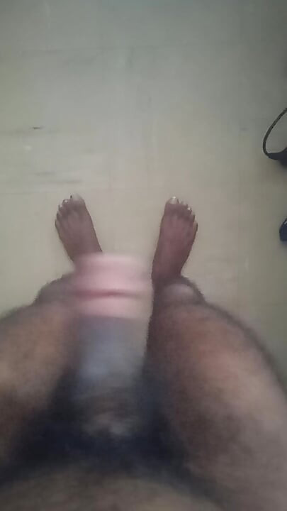 吉姆要玩弄他的鸡巴并撸管，并会爆炸