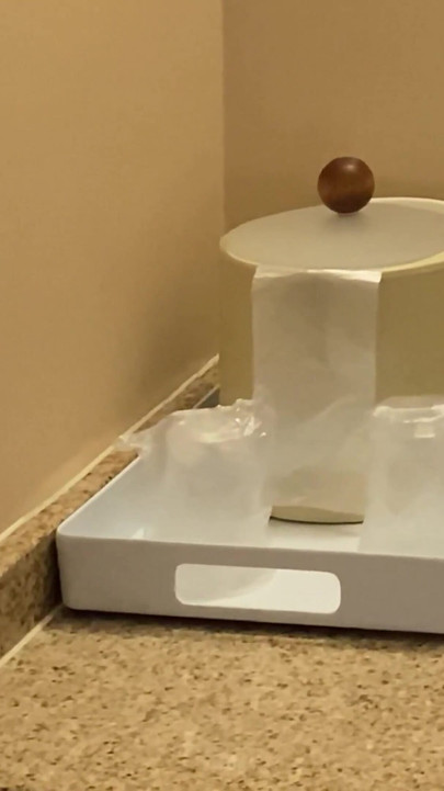 Ξανθιά μπαίνει κρυφά στο ξενοδοχείο για να γαμήσει τη φίλη της!