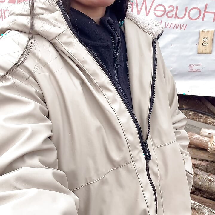 Pergi keluar lalu kencing memek muncul